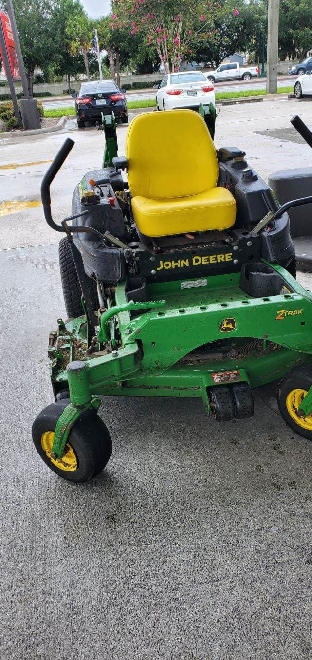 Lawn maintenance service in West Palm Beach by Domi Landscape